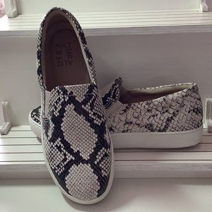 Size 7M Leather Naturalizer Deck Shoe